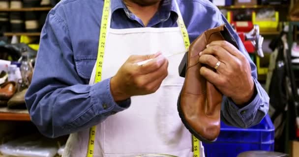 Cobbler aplicar pegamento en el zapato — Vídeo de stock