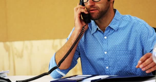 Ejecutivo de negocios hablando por teléfono — Vídeo de stock