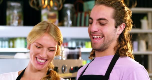 Официант и официантка улыбаются — стоковое видео