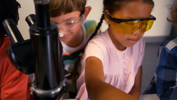 Діти проводять хімічний експеримент — стокове відео