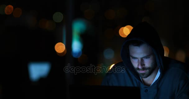 Хакер зламує ноутбук — стокове відео