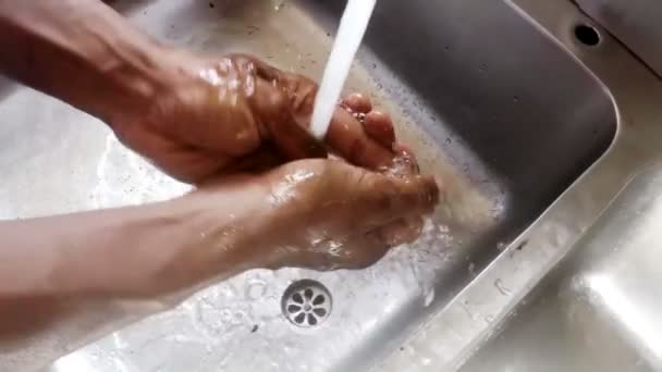 Шеф-повар моет руки — стоковое видео