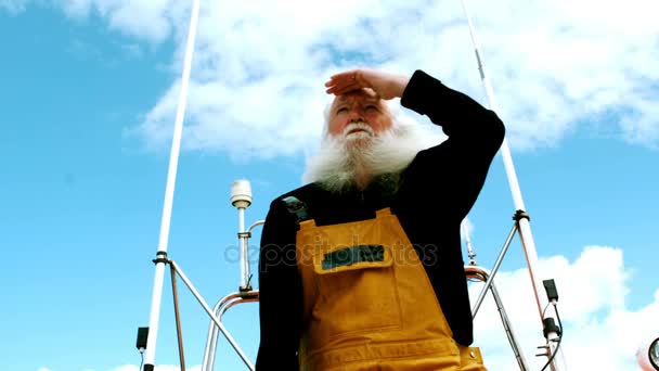 漁師の男が彼の目をシールド — ストック動画