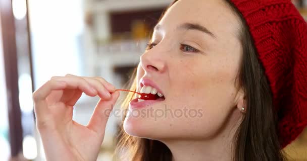 Mujer comiendo una cereza — Vídeo de stock