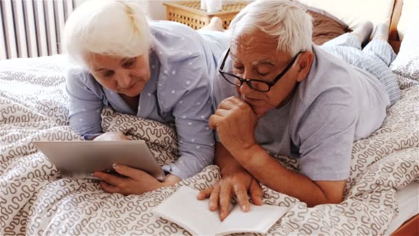 Ηλικιωμένο ζευγάρι που χρησιμοποιεί ψηφιακή ταμπλέτα — Αρχείο Βίντεο