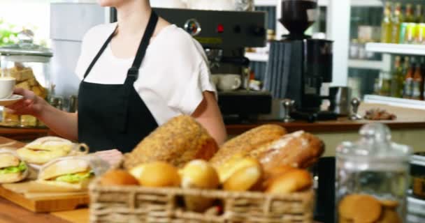 Kellnerin serviert eine Tasse Kaffee — Stockvideo