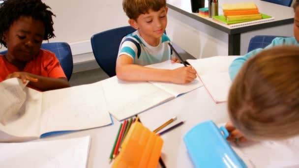 Crianças estudando em sala de aula — Vídeo de Stock