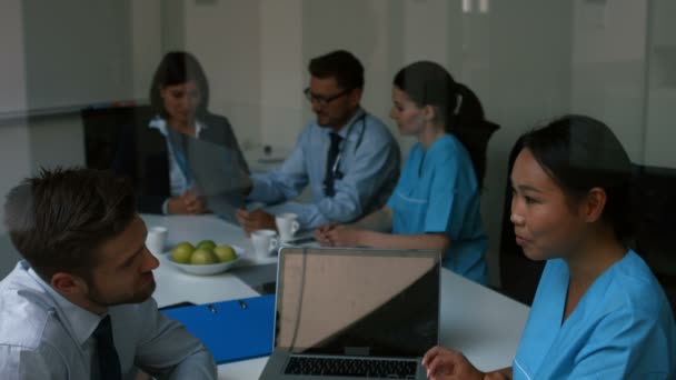 Dokter interactie met collega 's — Stockvideo