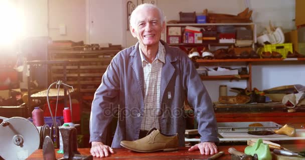 Portret van lachende schoenmaker — Stockvideo