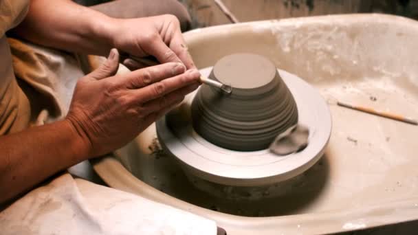 鍋を作る陶芸家します。 — ストック動画
