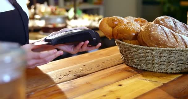 Homem fazendo um pagamento com cartão de crédito — Vídeo de Stock