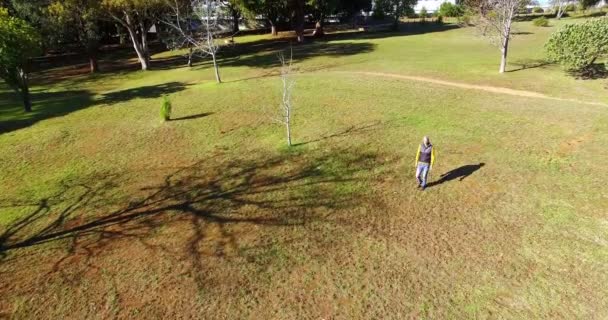 Hombre caminando en el parque — Vídeos de Stock