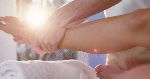 Пациент получает массаж ног — стоковое видео