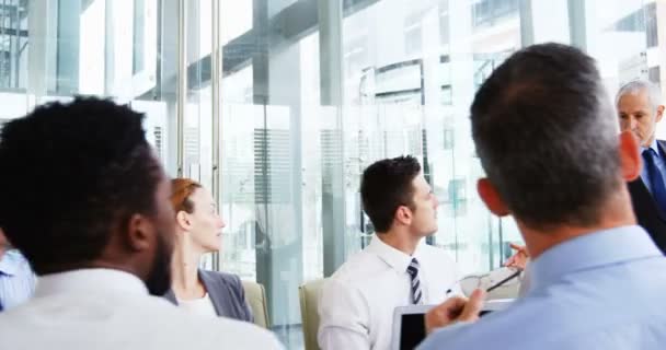 Businessman leading a meeting — Stock Video