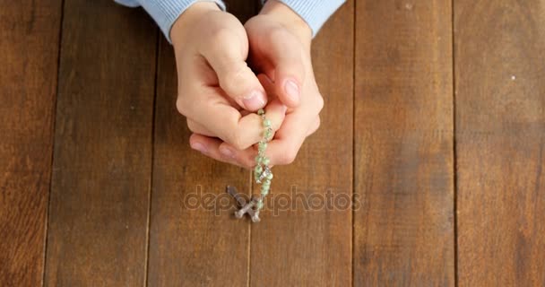 Rezar las manos sosteniendo el rosario — Vídeos de Stock