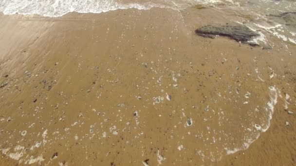 Weergave van de golven op de kust — Stockvideo