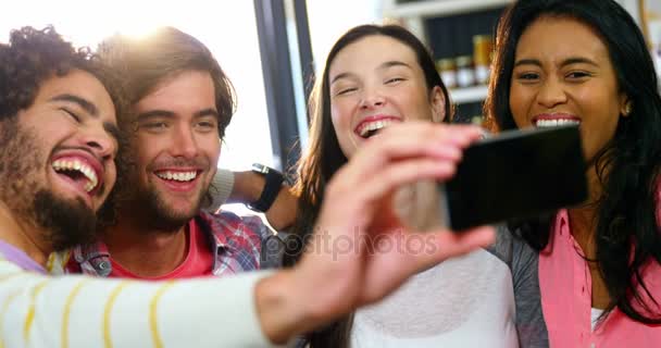 Amigos tomando una selfie — Vídeos de Stock