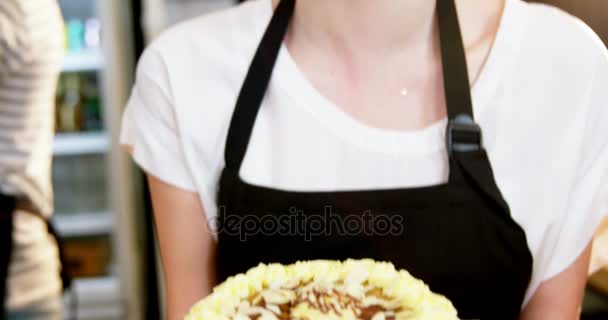 Официантка держит поднос с тортом — стоковое видео