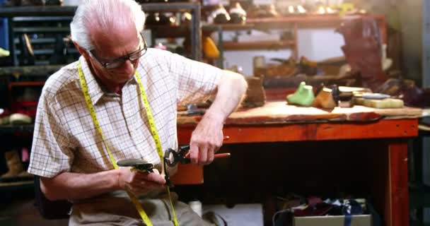 Shoemaker repairing a high heel — Stock Video