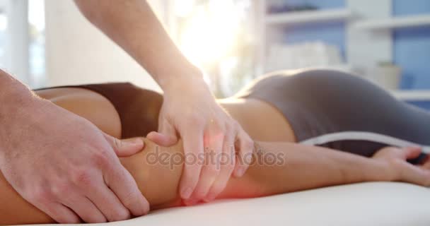 Kvinna mottagande hand massage — Stockvideo