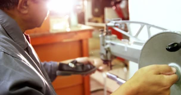 Shoemaker používat šicí stroj — Stock video