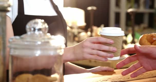 Kellnerin serviert dem Kunden einen Kaffee — Stockvideo