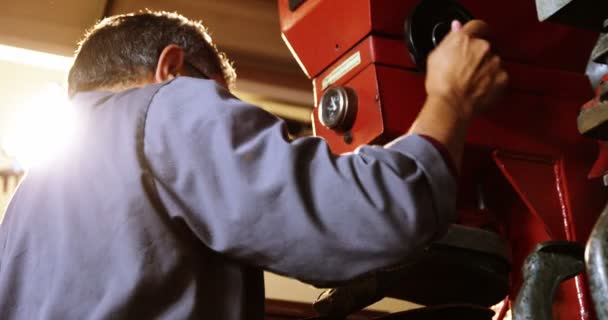 Sapateiro fazendo sapato na máquina — Vídeo de Stock