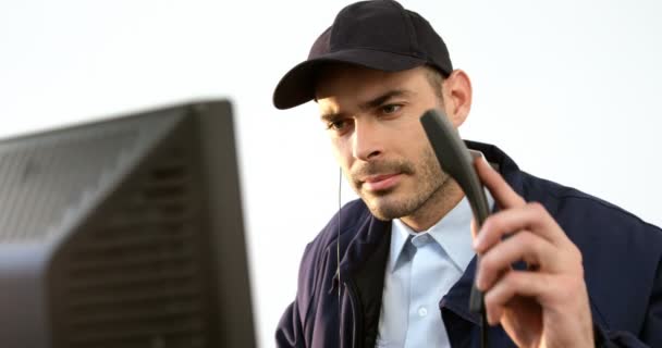 Guardia de seguridad hablando por teléfono — Vídeos de Stock