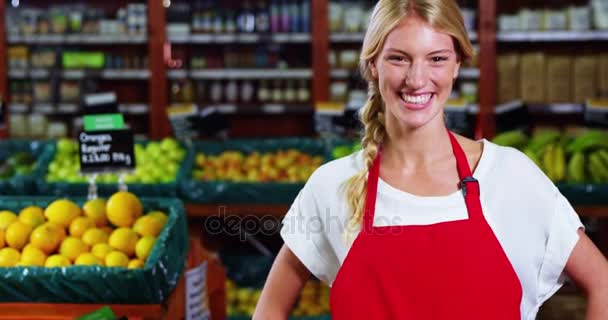 Gülümseyen kadın personel — Stok video