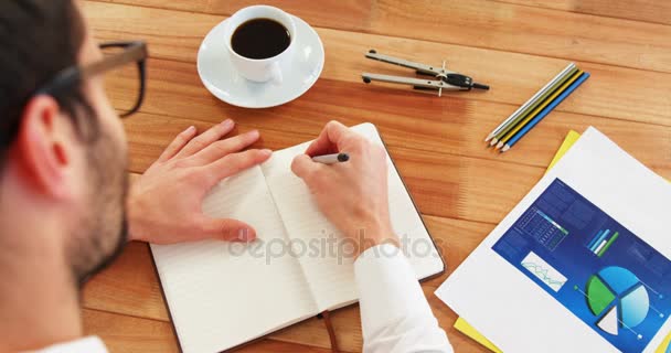 Hombre escribiendo en el diario — Vídeos de Stock