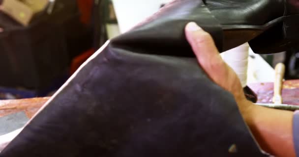 Cobbler combinando um material de couro com bota de couro — Vídeo de Stock