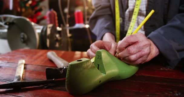 Marque du cordonnier sur la chaussure dernière avec stylo — Video