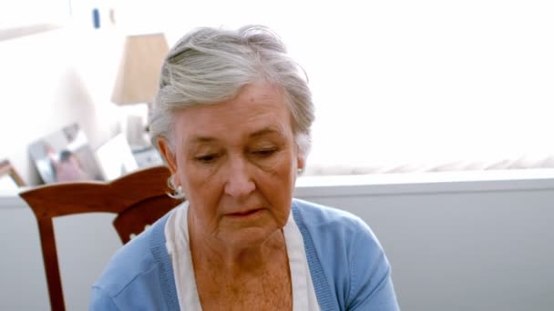 Femme âgée utilisant une tablette numérique — Video