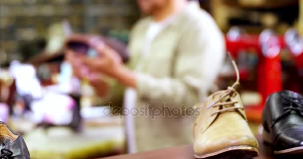 Cobbler examinando un zapato — Vídeos de Stock