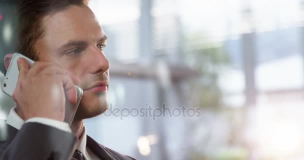 Üzletember beszél mobilon. — Stock videók