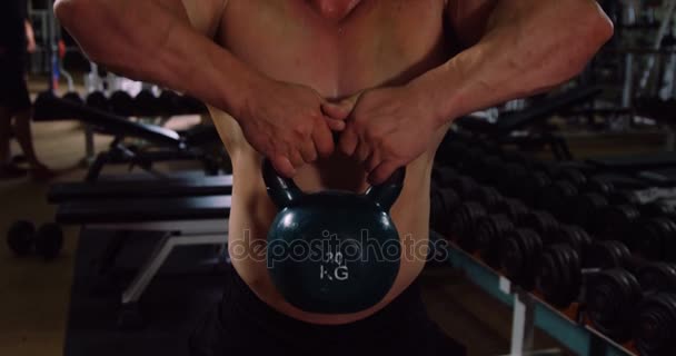 Gespierde man hijs barbell — Stockvideo