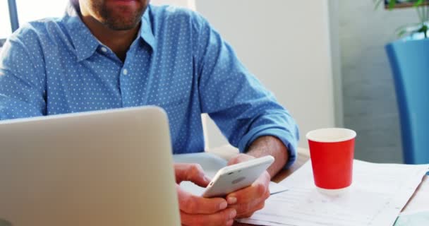 Hombre usando teléfono móvil — Vídeo de stock