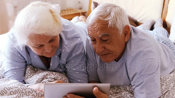 Oudere paar met behulp van digitale tablet — Stockvideo