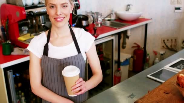 Portrait de serveuse souriante — Video