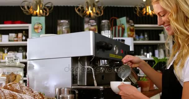 Serveerster maken kopje koffie — Stockvideo