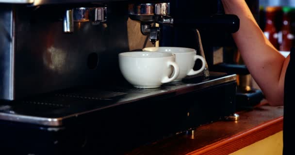 Camarera haciendo taza de café — Vídeo de stock