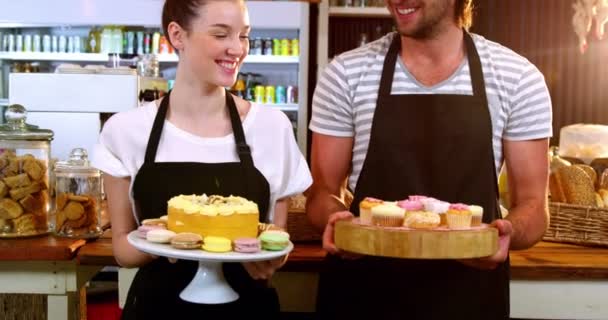 Obers houden een lade van cupcakes — Stockvideo