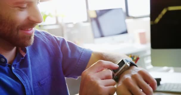 Homem ajustando o tempo em smartwatch — Vídeo de Stock