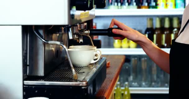 Cameriera fare tazza di caffè — Video Stock