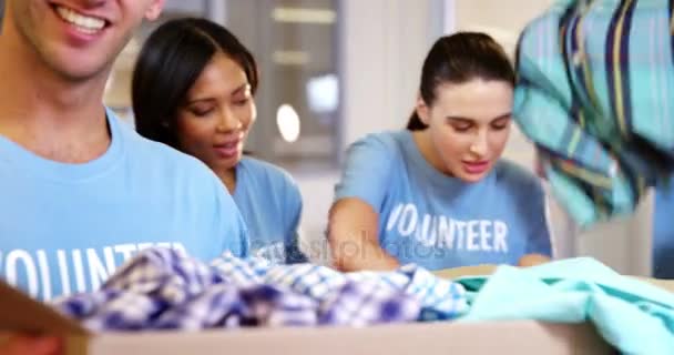 Grupo de voluntarios sosteniendo ropa — Vídeo de stock