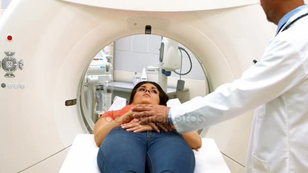 Доктор утешает пациента перед МРТ — стоковое видео