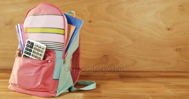 本と文房具のスクール バッグ — ストック動画