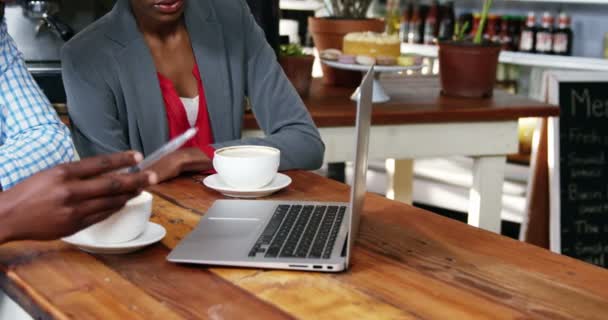 Homem e mulher usando um laptop — Vídeo de Stock