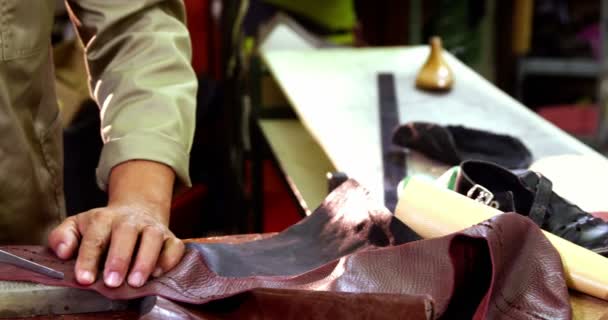 Cobbler couper un morceau de cuir — Video