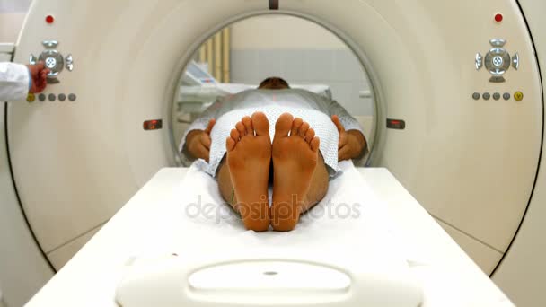 Paciente masculino acostado en una máquina de resonancia magnética — Vídeo de stock